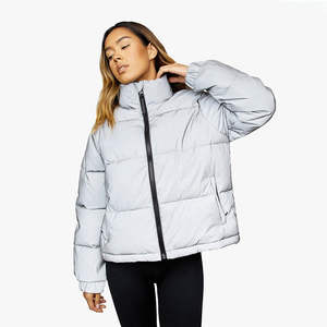 Blouson matelassé gris clair pour femme, col montant, manches longues, chaud et respirant pour l'hiver, en nylon rembourré de cuir, coupe courte - Product Image 1