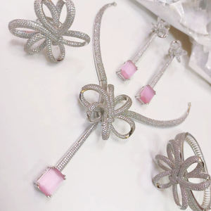 Elegante y Clásico Conjunto de Joyería de Imitación Plateada para Novia con Collar, Pendientes, Anillo y Accesorios para las Manos - Product Image 1