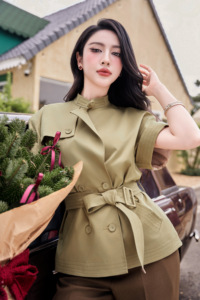 เสื้อโค้ทเทรนช์ผ้าฝ้ายทวิลสีกากีสำหรับผู้หญิง พร้อมเข็มขัดถอดได้ คอสูง แขนสั้น สไตล์ลำลอง สำหรับฤดูใบไม้ร่วงและฤดูหนาว รุ่น ETHAN - Product Image 3