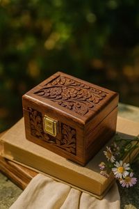 Boîte à souvenirs classique en bois pour objets personnels avec deux tiroirs, finition naturelle, design rustique, pour organiser les bijoux - Product Image 4