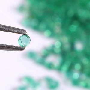 Esmeralda Natural Facetada Redonda de 2.5mm, Gema Suelta de Alta Calidad para Joyería, Venta al Por Mayor de Piedras Sueltas Facetadas Redondas - Product Image 3