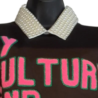   Sorority Inc By Culture By Merit Sweat-shirt en chenille noir pour femme, haut à col rond brodé de lettres grecques, de qualité supérieure