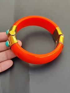 Brazaletes de latón hechos a mano con diseño moderno en relieve, diseño personalizado, accesorios para niñas de Universal Overseas en India. - Product Image 3