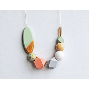 Collier artisanal élégant en perles de résine et de bois, bijoux tendance pour les fêtes et les tenues décontractées, assortiments de perles et de perles - Product Image 1