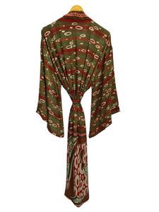 Kimono de Seda Hecho a Mano con Parches de Sari, Túnica Larga para Dormir o como Cubrebaño, Kimono de Seda Sari Reciclada Vintage Hecho a Mano en India - Product Image 4