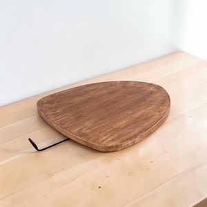 Planche à découper triangulaire en bois d'acacia écologique, artisanale de qualité supérieure, couleur naturelle, avec rainure pour les jus et poignées latérales, par Unicorn Handicrafts - Product Image 4