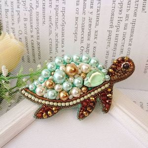 Broche Artesanal Bordado con Cuentas Brillantes y Lentejuelas, Broche Decorativo Floral con Cuentas, Pieza de Arte Hecha a Mano, Lujosa - Product Image 1
