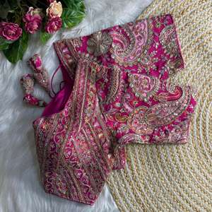 Chemisier en soie à col cœur richement orné |   Chemise de soirée brodée à manches courtes, rembourrée, de créateur |   Style Latkan à dos ouvert - Product Image 4