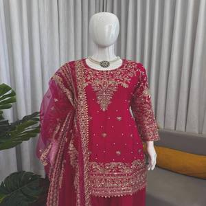 Conjunto de Kurta y Salwar de Seda VASTRA COTTAGE con Bordado de Hilo y Lentejuelas, Dupatta de Red con Borde de Encaje, Ropa Étnica para Fiestas - Product Image 2