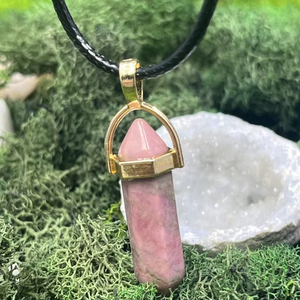 Pendentif crayon en rodonite, pierre précieuse d'agate de Mirani, thème féerique, décoration et cadeau pour la maison - Product Image 1