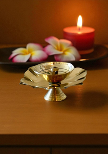 Lampe à huile traditionnelle en laiton en forme de lotus luxuriant pour la Pooja, le Mandir, le temple domestique, la décoration de Diwali, la décoration festive et les prières - Product Image 2