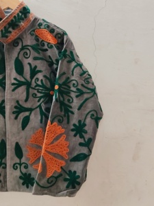 Veste en velours gris faite à la main avec broderies florales vertes et orange |   Veste artisanale indienne pour femmes - Product Image 4