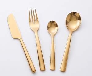 Ensemble de couverts modernes plaqués or avec finition miroir haute brillance, compatibles lave-vaisselle, pour utilisation sur table de mariage - Product Image 1
