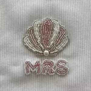 Top corto de verano sin mangas hecho a mano de algodón acanalado blanco con bordado de cuentas de langosta, manzana, flamenco y concha marina para mujer - Product Image 1