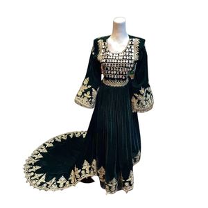Robe de mariée en velours superposé bordeaux avec broderies miroir, finition artisanale, vente en gros, robes traditionnelles afghanes pour femmes - Product Image 3