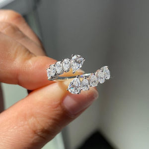 Anillo de compromiso abierto con diamante cultivado en laboratorio de corte brillante en forma de pera de 3 quilates, banda de boda de oro macizo de 14k, anillo de promesa curvo único - Product Image 1