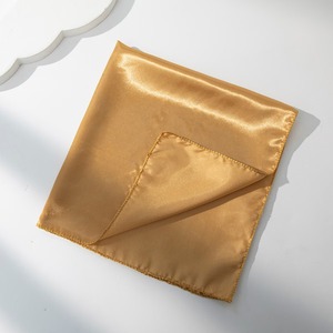Foulard carré en satin imprimé avec logo personnalisé, motif à pois ou à carreaux, accessoire bandana, idéal pour toutes les saisons – Ventes Flash - Product Image 3