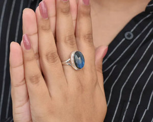 แหวนเงินลาบราดอไรต์ทำมือ รูปไข่ขนาดใหญ่ ประดับด้วยหินแฟลชสโตน สไตล์โบโฮ เครื่องประดับบำบัด ขายส่งโดย Hari Om Creations - Product Image 3