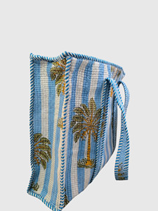 Bolso de mano de algodón acolchado con estampado de palmeras a rayas azules y blancas, tipo tote, con parte superior abierta, para la playa en verano. - Product Image 4