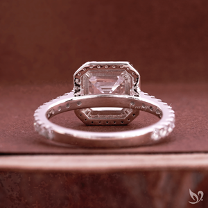 แหวนเพชรทรง Asscher 3 กะรัต เพาะเลี้ยงในห้องปฏิบัติการ ประดับด้วยเพชรแบบ Halo ได้รับการรับรองจาก IGI ตัวเรือนทองคำขาว 10K ประดับเพชรแบบ Pave สำหรับแหวนหมั้น - Product Image 3