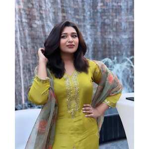 Ensemble de costume en mousseline de soie XL pour occasions spéciales avec broderie de paillettes et de zari, haut à manches trois-quarts - Product Image 1