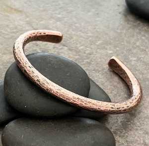 Brazalete Floral de Cobre, Diseño Rústico Hecho a Mano, Joyería Metálica - Product Image 4