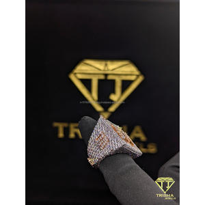 Anillo de Alfabeto Personalizado con Diamantes Moissanite y Plata de Ley 925, Joyería de Lujo Personalizada por Trisha Jewels - Product Image 2