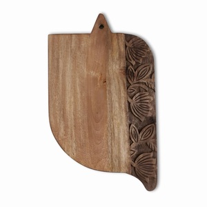 Tabla de Cortar Moderna de Madera de Fresno Tallada a Mano, Forma Asimétrica, Borde con Detalle Floral, Duradera, Apta para Alimentos, Tabla de Servir para Cocina - Product Image 3