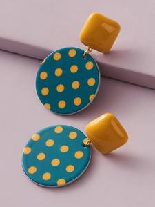 Boucles d'oreilles classiques en résine à clipser pour femmes - Tendance, élégantes, décontractées et idéales pour les soirées - Product Image 5