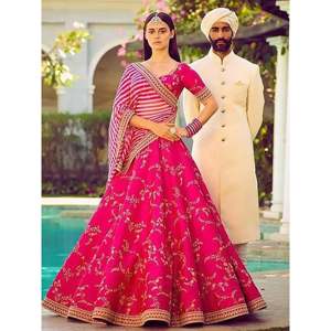 Robe de soirée Lehenga Choli en soie de mûrier brodée rose - Product Image 1