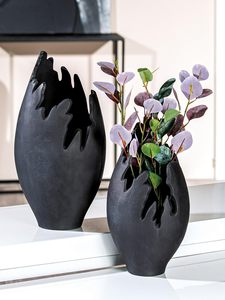 Vase de table en métal industriel, forme ovale, fait main, finition noire, un favori des décorationnistes. - Product Image 3