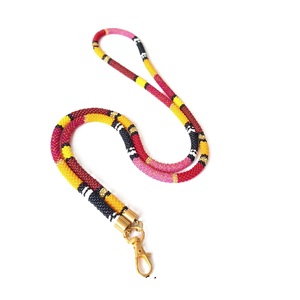Correa de cordón con cuentas hecha a mano con diseño floral, collar de cuentas de semillas de diseño para sujetar el teléfono. - Product Image 3