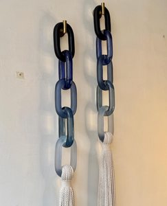 Decoración de pared con eslabones de cadena de resina hechos a mano, diseño contemporáneo geométrico abstracto irregular, paquete de varias piezas por UO INDIA - Product Image 3
