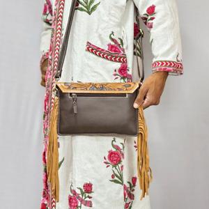 Bolso de Hombro Bohemio de Cuero Genuino con Borlas y Flecos, Diseño con Letras, Correa Única, Cierre de Cremallera, Color Bronceado, Antirrobo, Impermeable - Product Image 3