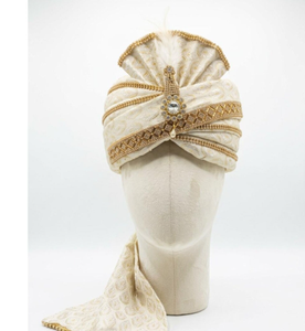 Safa de mariage en soie ivoire pré-noué pour le marié, avec plume Kalgi et brocart doré - Product Image 3