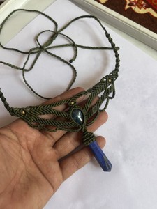 Collar de Macramé Hecho a Mano con Lapislázuli Verde Oliva, Joyería Boho con Cristales - Product Image 3