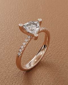 Anillo de Moissanita de 2 Quilates con Corte Trillón, Plata 925 Original con Baño de Oro, Estilo Único y Elegante, Joyería Clásica para Ella - Product Image 1