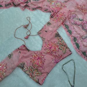 Sari en soie Tabby de qualité supérieure, orné d'imprimés multicolores élégants, d'un magnifique travail de paillettes et d'un exquis travail de miroir véritable sur toute la surface. - Product Image 2