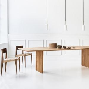 Mesa de Comedor Rectangular Contemporánea de Madera Sólida Daystar Trade Premium, Base de Pedestal Acanalado, Acabado en Madera Enriquecida, Mueble de Comedor de Lujo - Product Image 2
