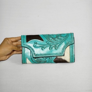 Cartera Larga de Mujer Hecha a Mano con Cierre Plegable, Cuero Genuino Turquesa Repujado, Estilo Bohemio - Product Image 1