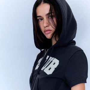 Hoodie court noir zippé pour femme, en coton tricoté, avec logo imprimé sur le devant, idéal pour le printemps - Product Image 3