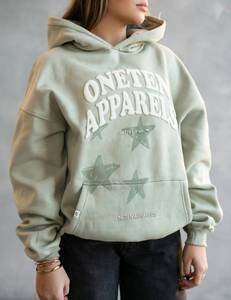 เสื้อฮู้ดดี้โอเวอร์ไซส์สำหรับผู้หญิง ยี่ห้อ Oneten สีเขียว พิมพ์ลายตัวอักษรแบบพัฟฟ์ ทรงไหล่ตก - Product Image 4
