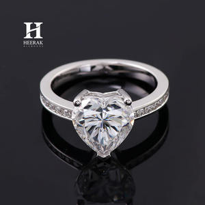 Anillo de Compromiso Romántico con Diamante Cultivado en Laboratorio de Corte Corazón de 2ct 3ct, Oro Blanco de 14K, Banda Pavé con Incrustaciones, Anillo de Boda con Forma de Corazón - Product Image 2