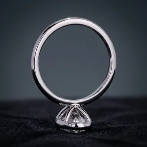 Anillo de Diamantes de Corte Ovalado Certificado por IGI de 2 Quilates, Anillo de Compromiso Clásico Solitario para Mujer - Product Image 5