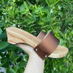 Sandales en bois vietnamiennes traditionnelles, sabots en bois naturel faits à la main pour un style folklorique et culturel - Product Image 4