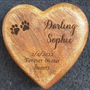 Urnes funéraires rectangulaires biodégradables de luxe, magnifiquement sculptées à la main, en bois de rose indien de qualité supérieure, écologiques et personnalisables - Product Image 4