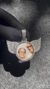 Pendentif Ailes d'Ange Personnalisable en Moissanite, Charm Photo en Argent Sterling 925, Bijou Commémoratif de Luxe Unisexe, Sertissage Griffe Or 18K - Product Image 2