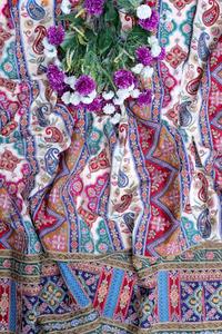 Tissu en crêpe naturel blanc à imprimé géométrique ethnique avec bordure ornementale Paisley pour la confection de robes Kurti - Product Image 4