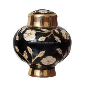 Urnes funéraires en laiton de haute qualité et de forme unique avec gravure urnes funéraires en métal fini noir et or - Product Image 4