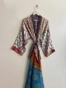 Kimono largo vintage de crepé de seda, hecho a mano, estilo bohemio para mujer - Product Image 1